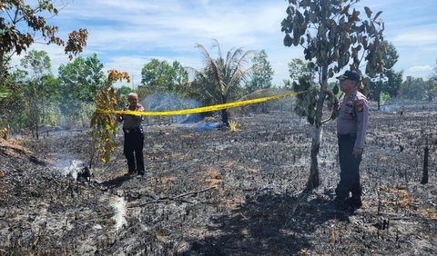 Barang bukti yang diamankan dari lokasi lahan yang terbakar berupa kayu bekas terbakar dan tunggul hangus. Barang bukti itu diamankan di lokasi usai terbakar.