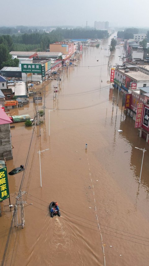 FOTO: Hujan Lebat Akibat Topan Doksuri di China Ubah Jalanan Jadi Mirip Sungai, Ratusan Ribu Warga Terdampak dan Beginilah Potretnya