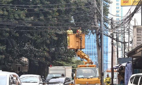 FOTO: Kabel-Kabel Semrawut di Jakarta Ditertibkan Setelah Makan Korban