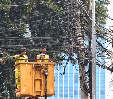 Penertiban kabel semrawut tersebut dilakukan agar tidak membahayakan bagi warga sekitar yang sedang beraktivitas.
