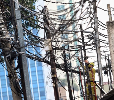 Cara petugas dalam merapikan kabel-kabel yang menjuntai tersebut dilakukan dengan diikat menggunakan kawat plastik.