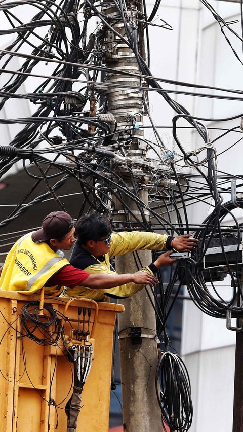 Selain diikat, petugas juga merapikan kabel dengan cara digulung.