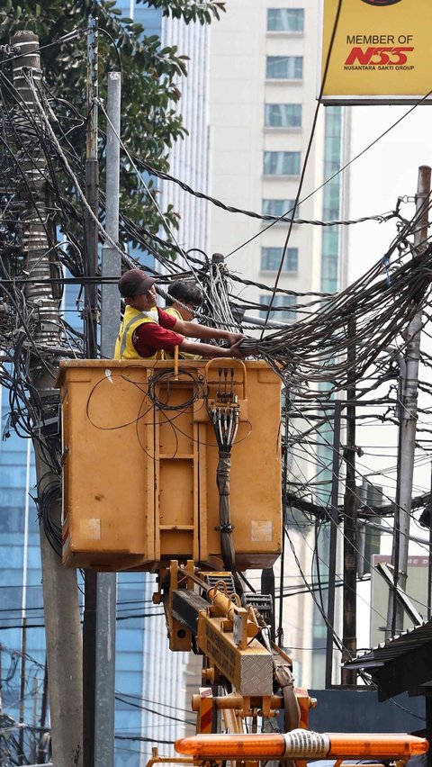 FOTO: Kabel-Kabel Semrawut di Jakarta Ditertibkan Setelah Makan Korban