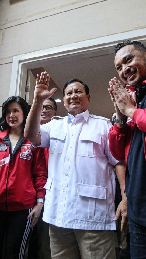 FOTO: Sambangi Markas PSI, Prabowo Subianto Disambut Hangat Grace Natalie dan Giring Ganesha