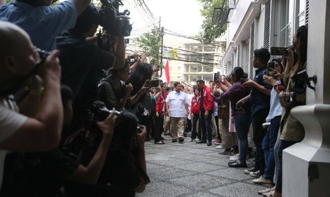 FOTO: Sambangi Markas PSI, Prabowo Subianto Disambut Hangat Grace Natalie dan Giring Ganesha