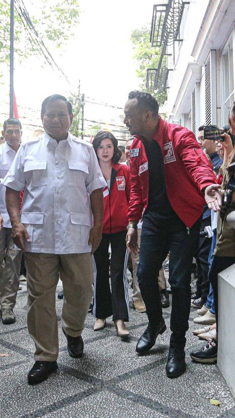 Terlihat Ketua Umum PSI Giring Ganesha dan Wakil Ketua Dewan Pembina Grace Natalie menyambut hangat Prabowo Subianto dan rombongan.