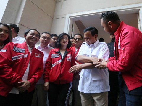 FOTO: Sambangi Markas PSI, Prabowo Subianto Disambut Hangat Grace Natalie dan Giring Ganesha