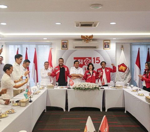 FOTO: Sambangi Markas PSI, Prabowo Subianto Disambut Hangat Grace Natalie dan Giring Ganesha