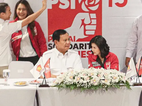 Disambangi Gerindra, PSI Berikan Foto Prabowo-Jokowi Pelukan