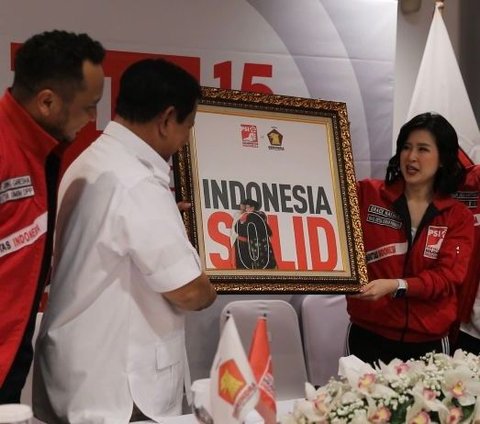 Prabowo diberikan sebuah foto Presiden Joko Widodo dan Prabowo berpelukan dengan tulisan 'Indonesia Solid'.