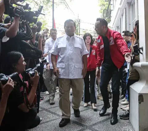 Disambangi Gerindra, PSI Berikan Foto Prabowo-Jokowi Pelukan