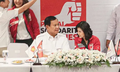 Disambangi Gerindra, PSI Berikan Foto Prabowo-Jokowi Pelukan