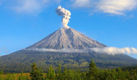 Bahkan tidak jarang beberapa pendaki mengalami hal-hal mistis selama pendakian. Banyak dari mereka diganggu bahkan disesatkan oleh makhluk halus.