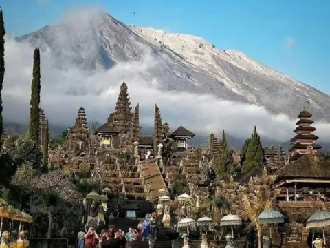 10 Gunung Paling Angker di Indonesia, Ceritanya Bikin Merinding