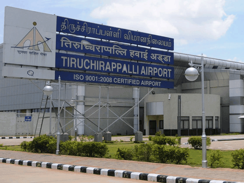 Pria ini terbang dari Kuala Lumpur, Malaysia dan mendarat di Bandara Internasional Tiruchirappalli atau Trichy, negara bagian Tamil Nadu, India.