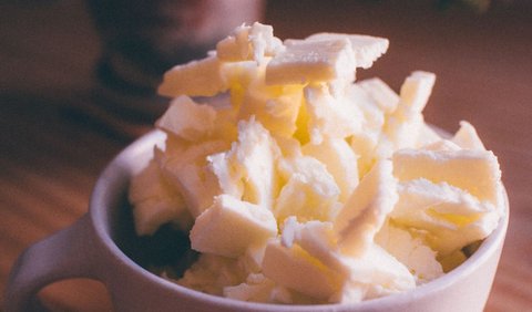 Sementara itu, butter atau mentega menggunakan lemak hewani sebagai bahan dasar. Biasanya terbuat dari susu sapi, kambing, domba, atau kerbau.