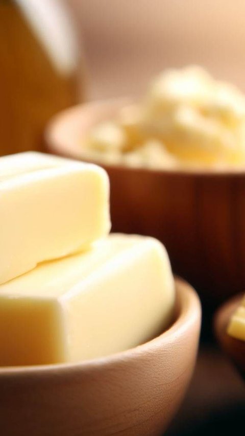 Mentega dan margarin memiliki perbedaan dalam hal manfaat kesehatan dan karakter rasa. Membedakan keduanya bisa sangat membantu dalam membuat makanan yang lezat dan memperoleh dampak kesehatan yang diharapkan.