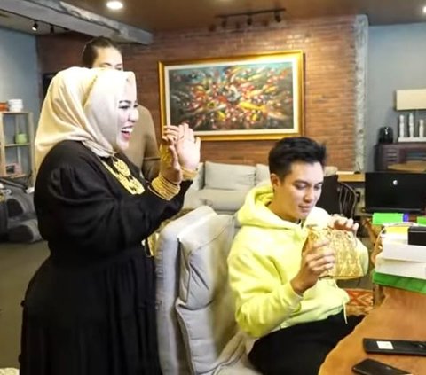 Baim dan Paula Melongo Melihat Tas Emas Mira Hayati Seharga Rp553 Juta