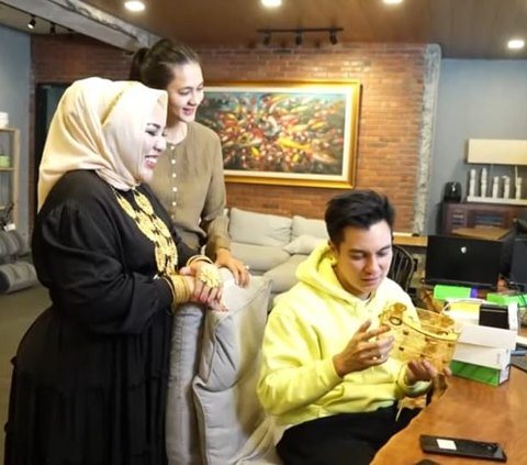 Baim dan Paula Melongo Melihat Tas Emas Mira Hayati Seharga Rp553 Juta