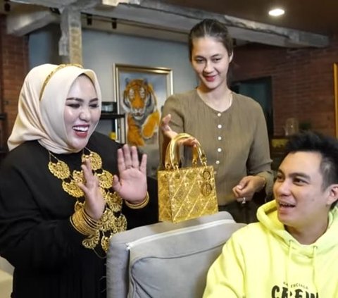 Baim dan Paula Melongo Melihat Tas Emas Mira Hayati Seharga Rp553 Juta