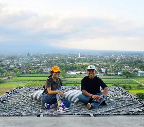 Momen Manis Dian Sastrowardoyo Bareng Suami di Yogyakarta yang Curi Perhatian