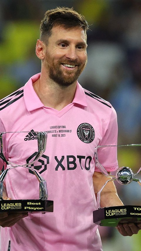 Hal terlihat dari ekspresi Messi yang bahagia dengan dua trofi Penghargaan Pemain Terbaik dan Pencetak Gol Terbanyak yang diraihnya setelah mengalahkan Nashville SC.