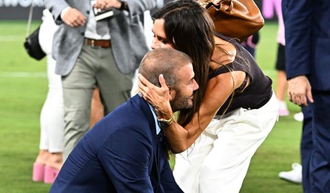 Pelukan Cinta Victoria ke Beckham