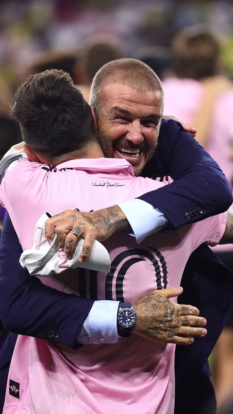 Selain itu, tak lupa David Beckham juga memeluk Lionel Messi. Luapan kegembiraan di wajah mereka terlihat begitu kuat.