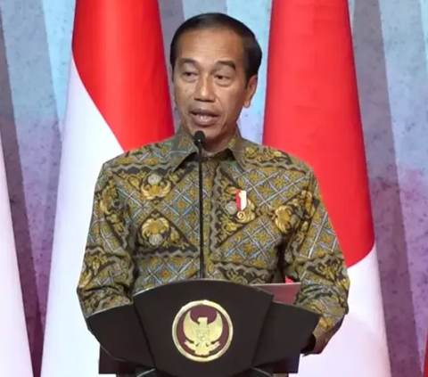 Momen Jokowi Singgung Kode Rambut Putih dan Gibran Blusukan Pasang Stiker Ganjar