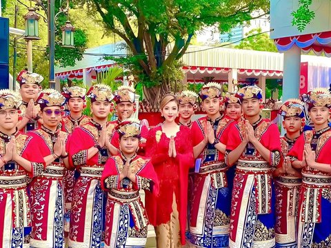 Potret Cantik Ibu Kombes Heni Tania Ikuti Upacara HUT 78 di Istana Merdeka, Pakai Kebaya Merah Banyak yang DM Beli Di mana