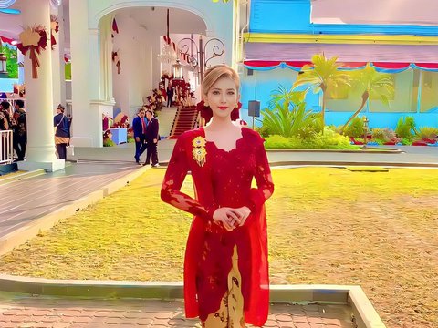 Potret Cantik Ibu Kombes Heni Tania Ikuti Upacara HUT 78 di Istana Merdeka, Pakai Kebaya Merah Banyak yang DM Beli Di mana