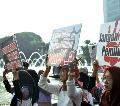 Selama beraksi di Hari Bebas Kendaraan Bemotor di kawasan Bundaran HI, mereka mengenakan baju putih sambil membentangkan poster.