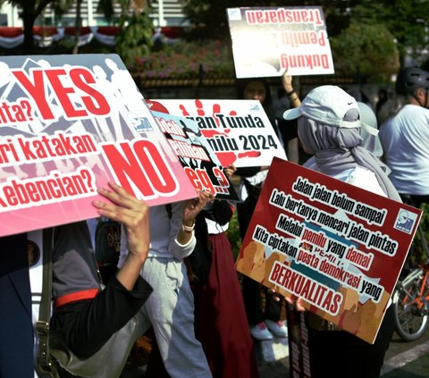 Sejumlah aktivis warga membawa poster bertuliskan sosialisasi Pemilu 2024, di area Hari Bebas Kendaraan Bermotor (HBKB) di Bundaran Hotel Indonesia, Jakarta, Minggu (20/8/2023).