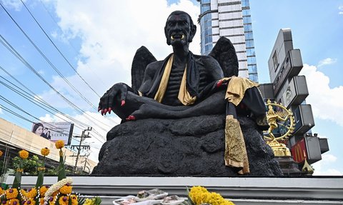 FOTO: Kemunculan Sosok Hitam Seram, Bermata Melotot, Bersayap dan Bertaring Emas Hebohkan Warga Thailand