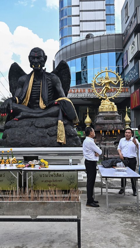 Pejabat Otoritas Metropolitan Bangkok sempat mengecek ke lokasi kelunculan patung raksasa yang dianggap telah mengundang kontroversi itu.