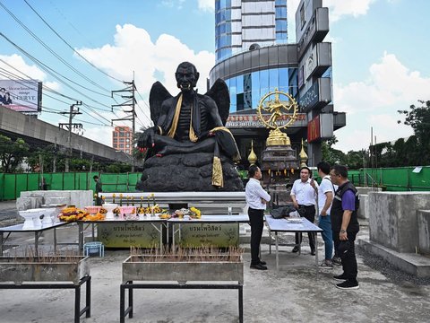 FOTO: Kemunculan Sosok Hitam Seram, Bermata Melotot, Bersayap dan Bertaring Emas Hebohkan Warga Thailand