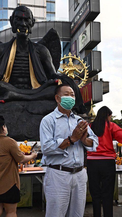 Namun, meski mendapat kekhawatiran, tak sedikit pemuja yang datang untuk bersembahyang di depan patung seram itu.