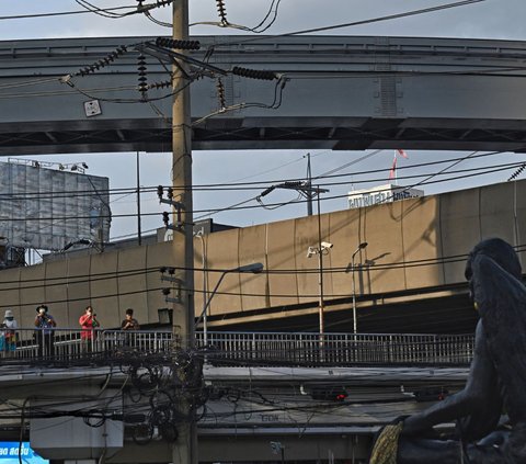 Kemunculan patung seram itu juga menarik perhatian warga sekitar maupun para pejalan kaki di kota itu.<br /><br />Mereka terlihat mengambil foto wujud seram patung tersebut dari atas sebuah jembatan penyeberangan orang.