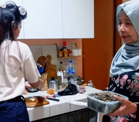 Momen Penuh Kehangatan Indah Permatasari Masak Bareng Mama Mertua Menu Kesukaannya