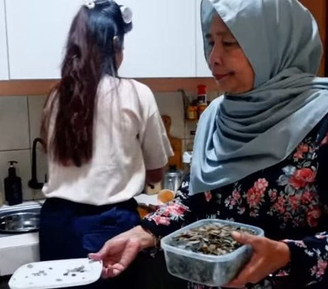 Momen Penuh Kehangatan Indah Permatasari Masak Bareng Mama Mertua Menu Kesukaannya