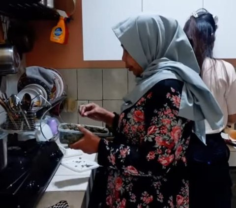 Momen Penuh Kehangatan Indah Permatasari Masak Bareng Mama Mertua Menu Kesukaannya