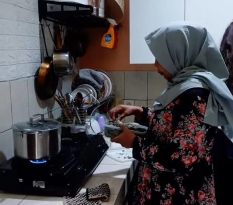 Momen Penuh Kehangatan Indah Permatasari Masak Bareng Mama Mertua Menu Kesukaannya