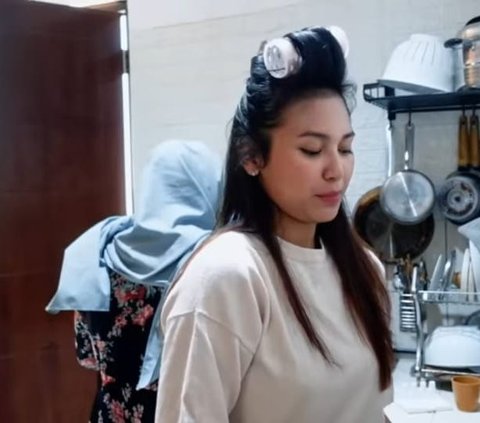 Momen Penuh Kehangatan Indah Permatasari Masak Bareng Mama Mertua Menu Kesukaannya