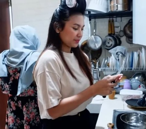 Momen Penuh Kehangatan Indah Permatasari Masak Bareng Mama Mertua Menu Kesukaannya