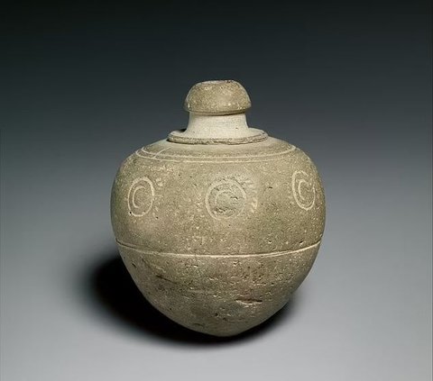 Bejana keramik berbentuk bola dan kerucut dari abad ke-9 sampai 15 banyak ditemukan di wilayah Timur Tengah. Namun penggunaan bejana-bejana ini kerap diperdebatkan.