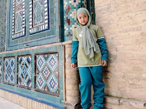 8 Foto Menawan Maryam, Putri Oki Setiana Dewi Saat Berlibur di Uzbekistan, Penampilan Modis yang Memukau!