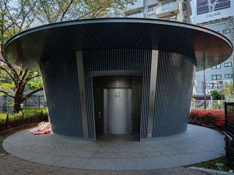 FOTO: Buah Karya Arsitek Terkemuka Jepang Menyulap Toilet-Toilet Umum di Kota Tokyo Menjadi Desain Unik dan Menarik