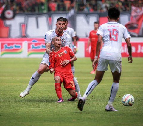 Masih di babak pertama, Persija kembali unggul berkat gol Hanif Sjahbandi di menit 45+3.<br /><br />Selepas itu memasuki menit ke 51, Persija  kehilangan Firza Andika setelah mendapatkan kartu kuning kedua.