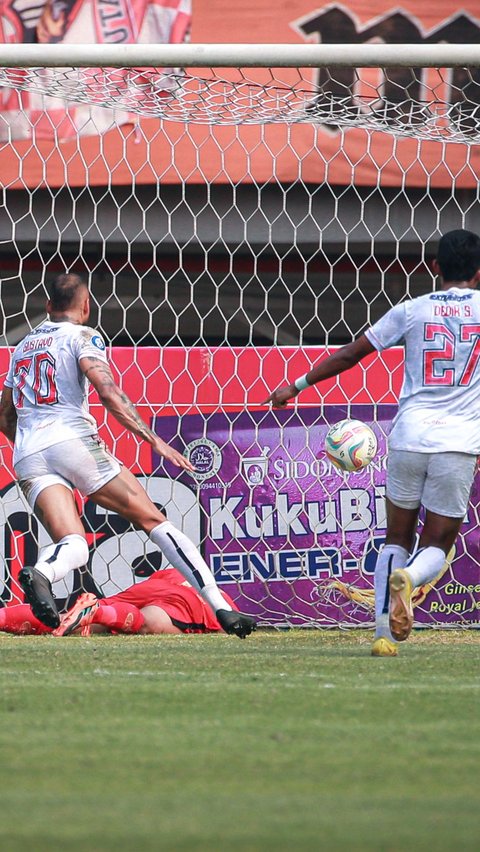 Kemelut yang terjadi di depan gawang Persija Jakarta saat pemain Arema FC, Gustavo Almeida Dos Santos mencetak gol penyeimbang 1-1 pada menit 38.