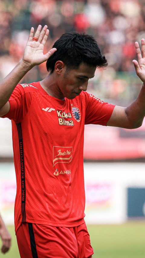 Pemain Persija Jakarta, Hanif Sjahbandi terlihat mengangkat kedua tangnnya saat menolak melakukan selebrasi setelah mencetak gol kedua ke gawang Arema FC di Stadion Patriot Candrabhaga.